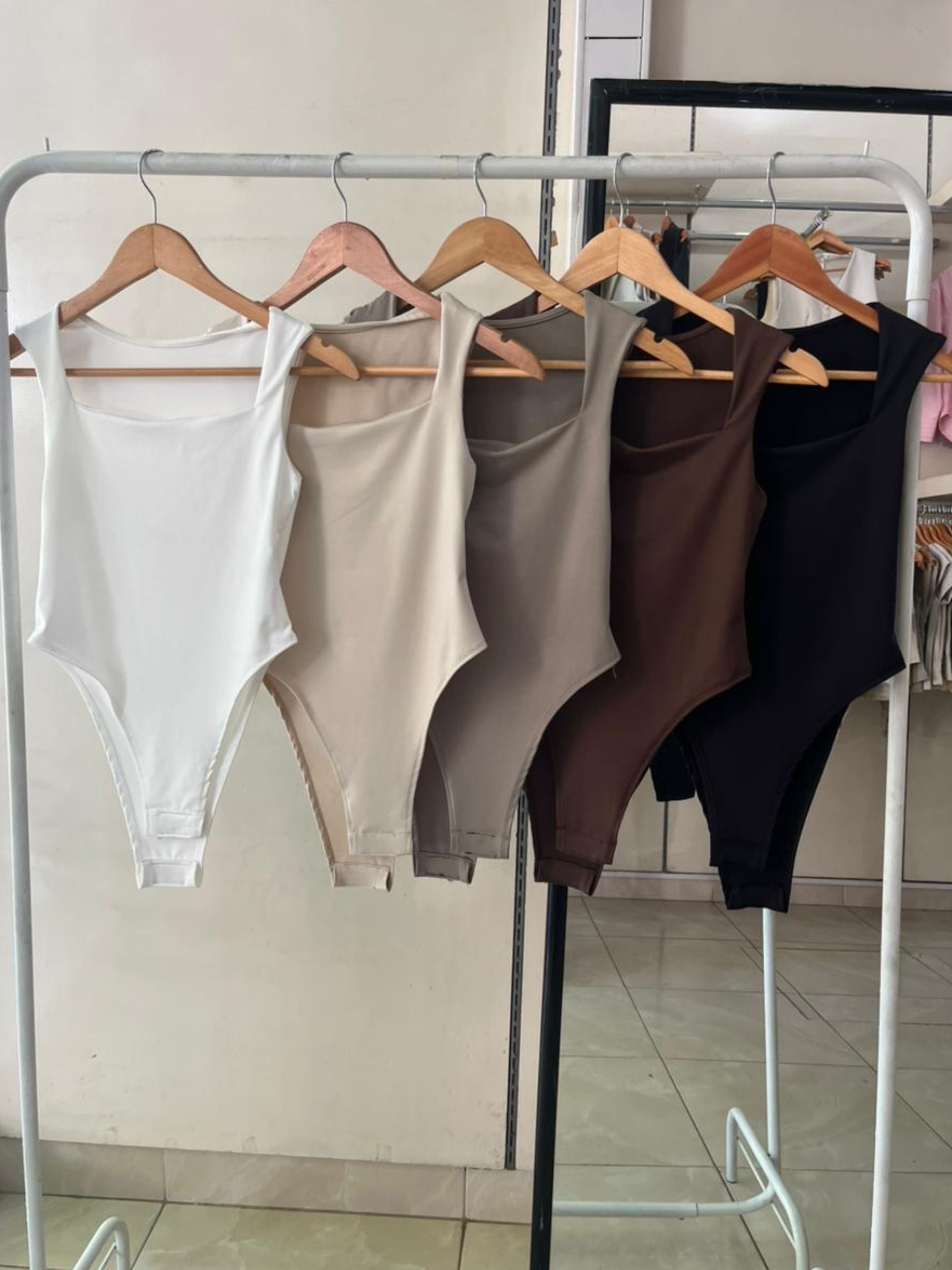 BODY AMIRA ESCOTE CUADRADO